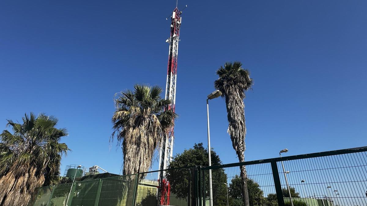 Una antena de telefonía móvil en la depuradora de aguas residuales de Xeraco.