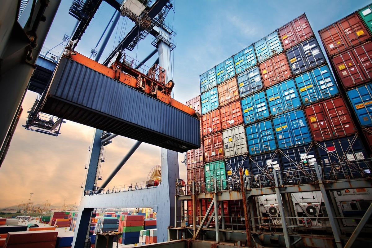 Varios contenedores en la Terminal Marítima de Zaragoza.