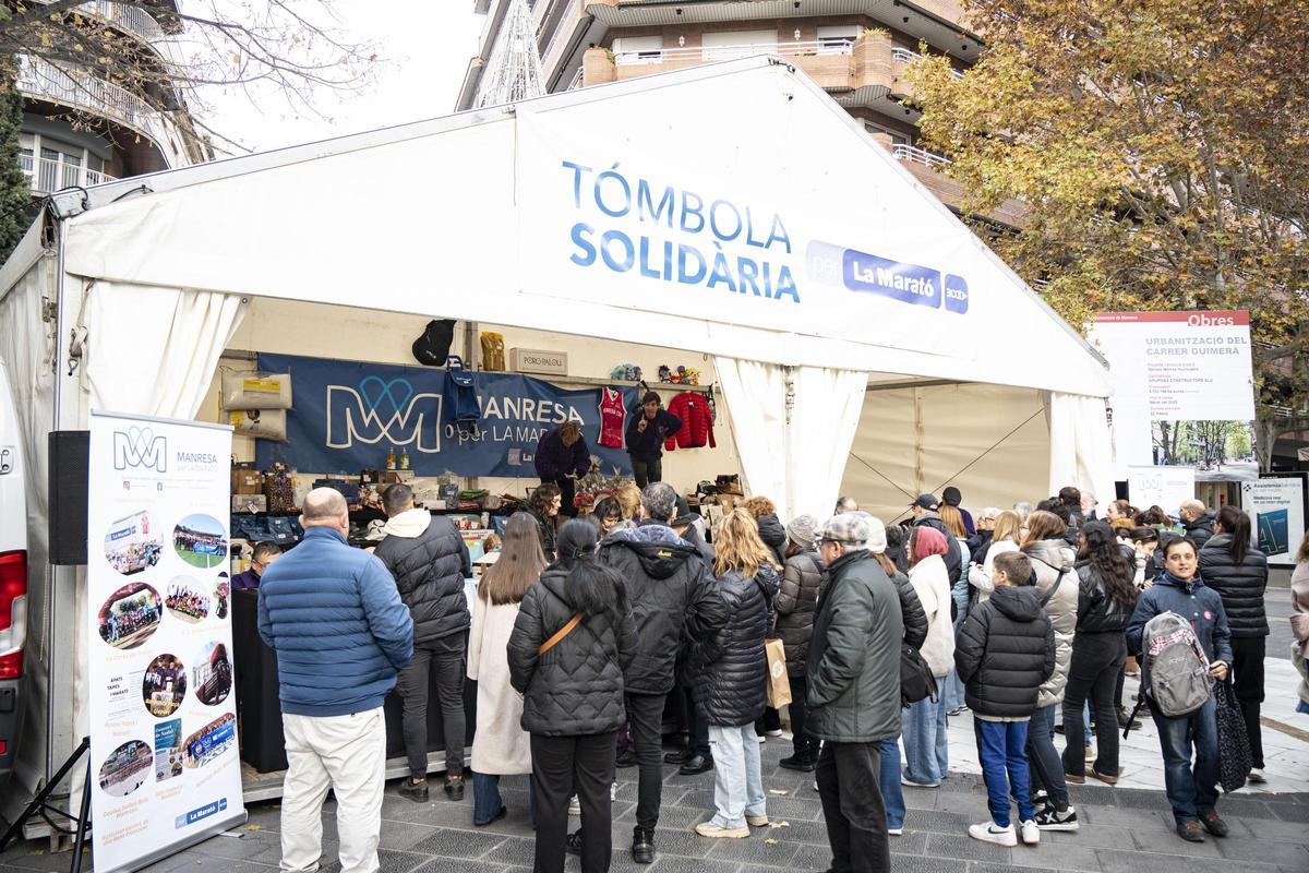 Ambient a la Tòmbola solidària celebrada a la plaça de Neus Català i Pallejà de Manresa