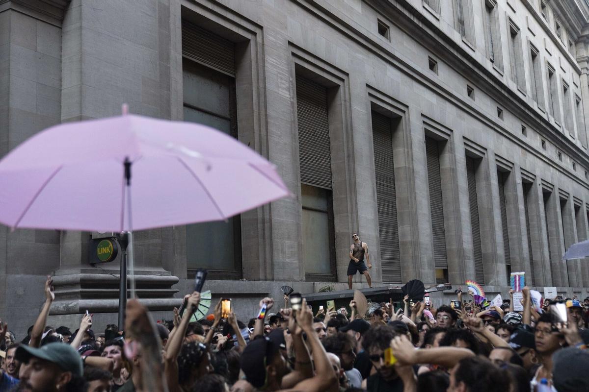 Manifestantes bailan en Buenos Aires, Argentina, el sábado 1 de febrero de 2025, durante una protesta contra el discurso del presidente Javier Milei en el Foro Económico Mundial en Davos, durante el cual criticó el progresismo enfermizo, el bienestar social, el feminismo, la política de identidad y la lucha contra el cambio climático.
