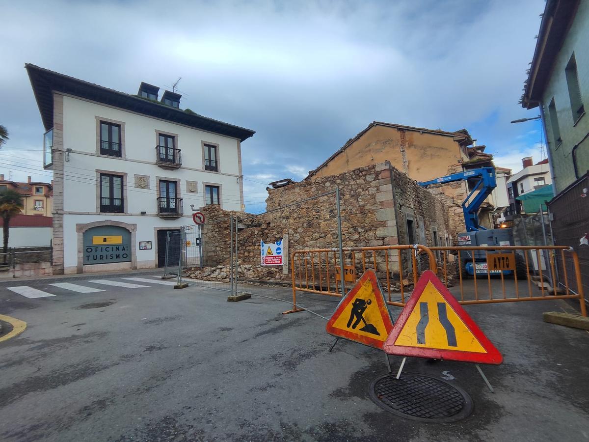 Señalización y maquinaria de las obras recién iniciadas en las antiguas viviendas, situadas frente al palacio Fontela, que aparece a la izquierda de la imagen.