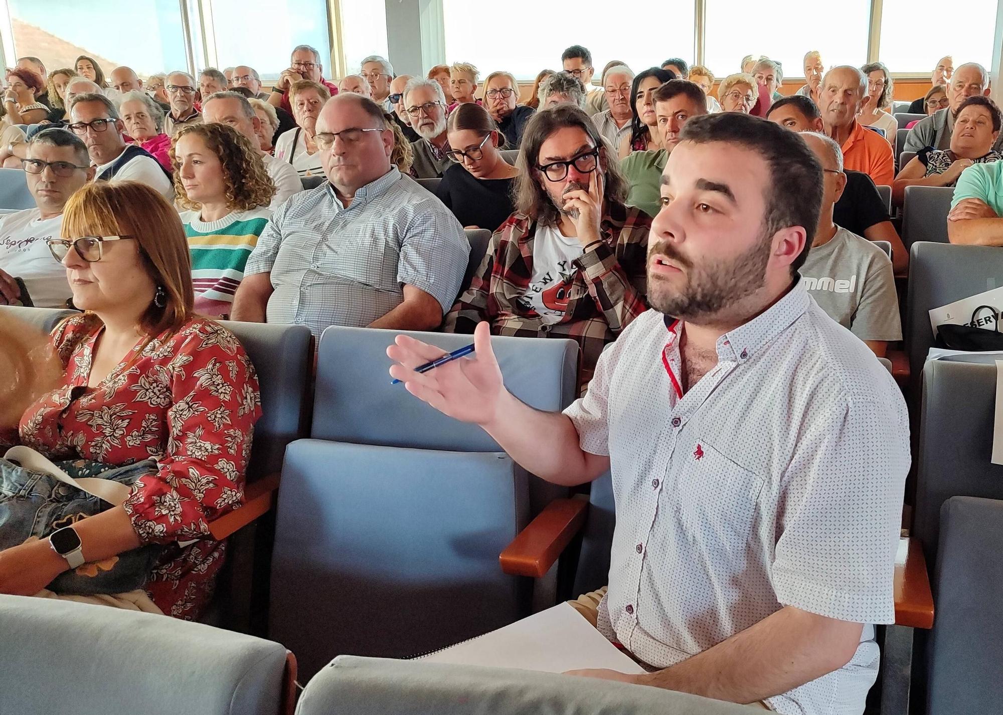 Multidudinaria protesta contra la subida de la basura en Cangas