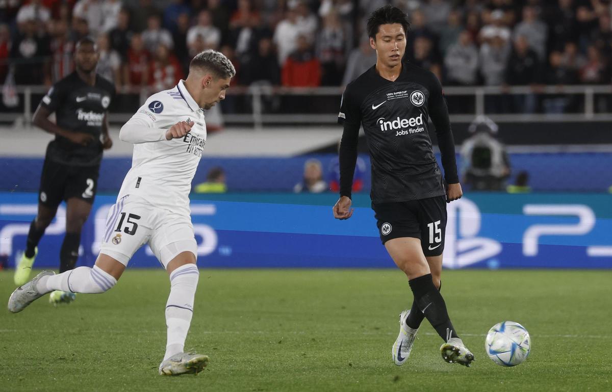 HELSINKI (FINLANDIA), 10/08/2022.- El centrocampista del Eintracht Frankfurt Daichi Kamada (d) juega un balón ante Fede Valverde, del Real Madrid, durante la final de la Supercopa de Europa que disputan este miércoles el Real Madrid y el Eintracht Frankfurt en el Estadio Olímpico de Helsinki. EFE/Chema Moya