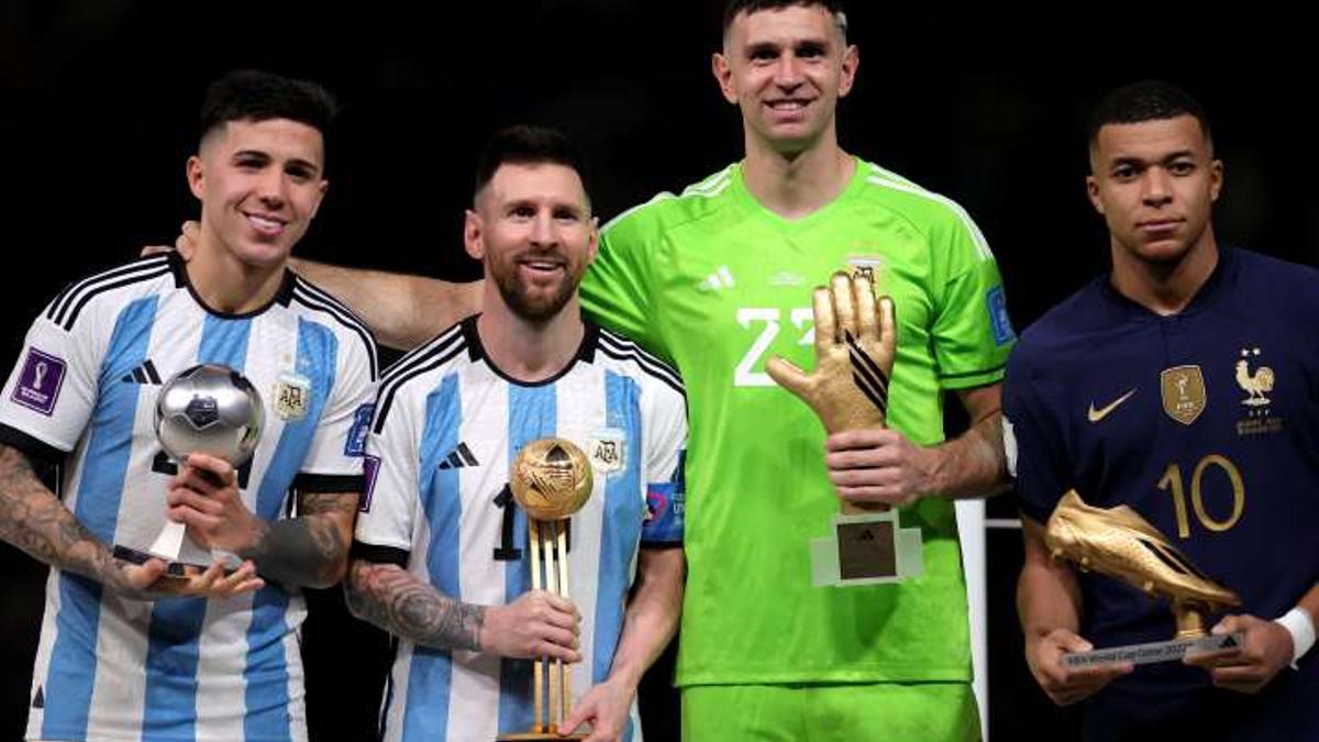 Los jugadores galardonados posan junto a sus trofeos