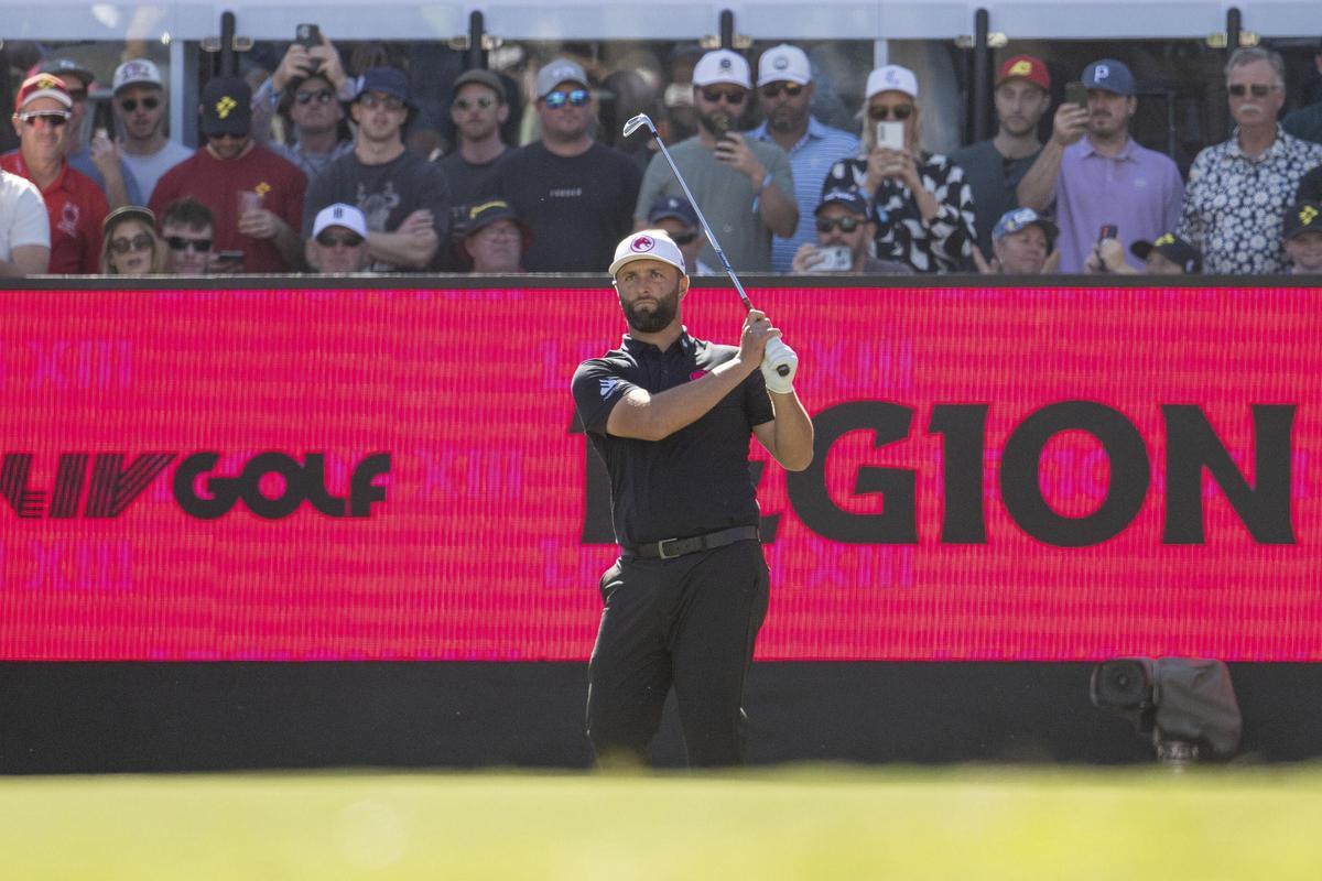 Jon Rahm ejecuta su golpe en el hoyo 12, rodeado de fanáticos australianos
