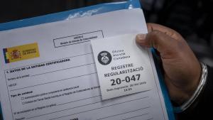 L’Hospitalet 20/04/2026 Inicio del proceso de regularización extraordinaria de personas migrantes En la foto, unas 3000 personas han hecho cola esta mañana en la Farga de l’Hospitalet, que se ha habilitado como oficina de atención a la ciudadanía para que las personas migrantes puedan obtener el certificado de empadronamiento o el certificado de vulnerabilidad, requisitos para regularizar su situación Fotografía de Ferran Nadeu