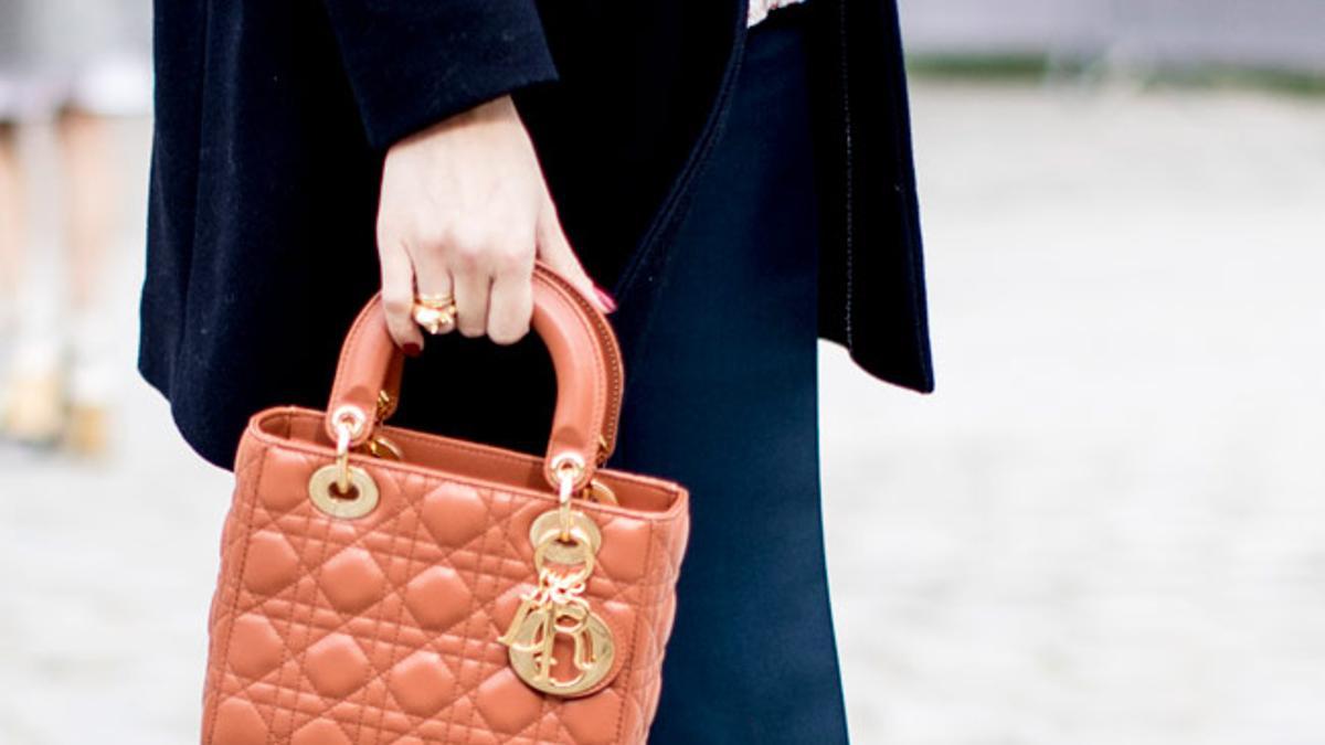 Bolso 'Lady Dior' visto en el 'street style' de París