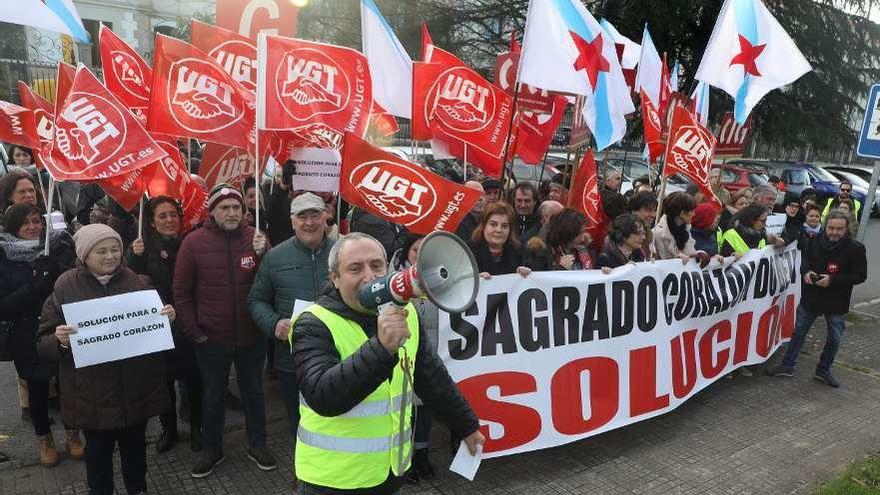 Protesta de trabajadores y usuarios del Sagrado Corazón delante de Educación. // Xoán Álvarez