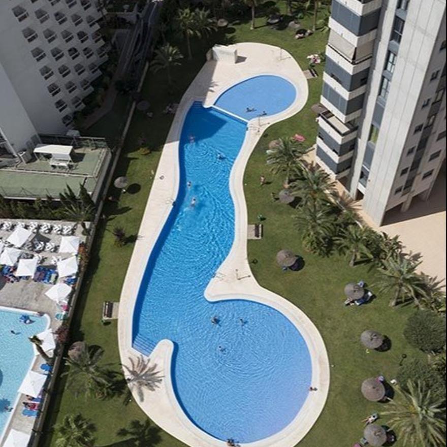 Los arquitectos de unos apartamentos de Benidorm deberían haber pensado en el diseño de su piscina.