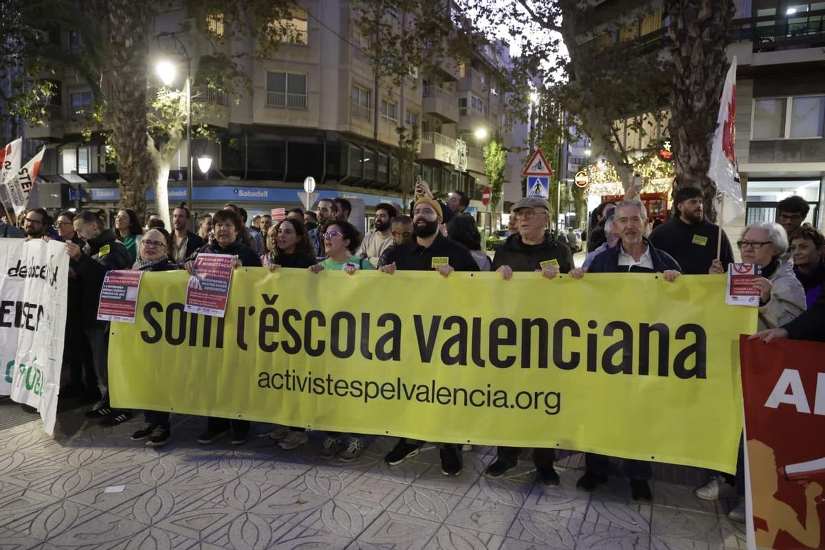 Los profesores de Alicante se plantan: urgen más personal y más sueldo