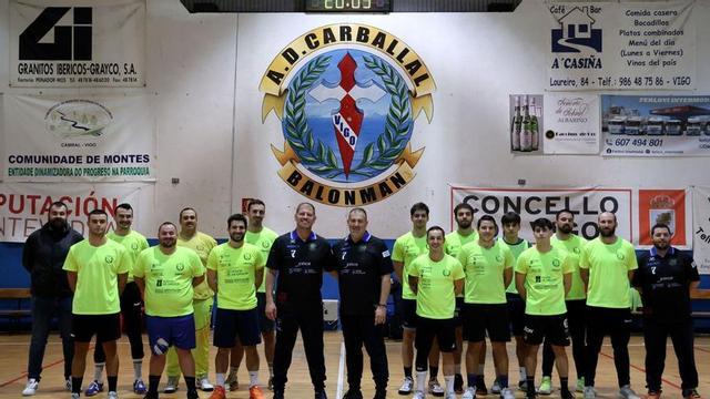 Javi Díaz y Fran González, como los jugadores y otros componentes del cuerpo técnico del Granitos Ibéricos, en el pabellón de Carballal. |  // JOSÉ LORES