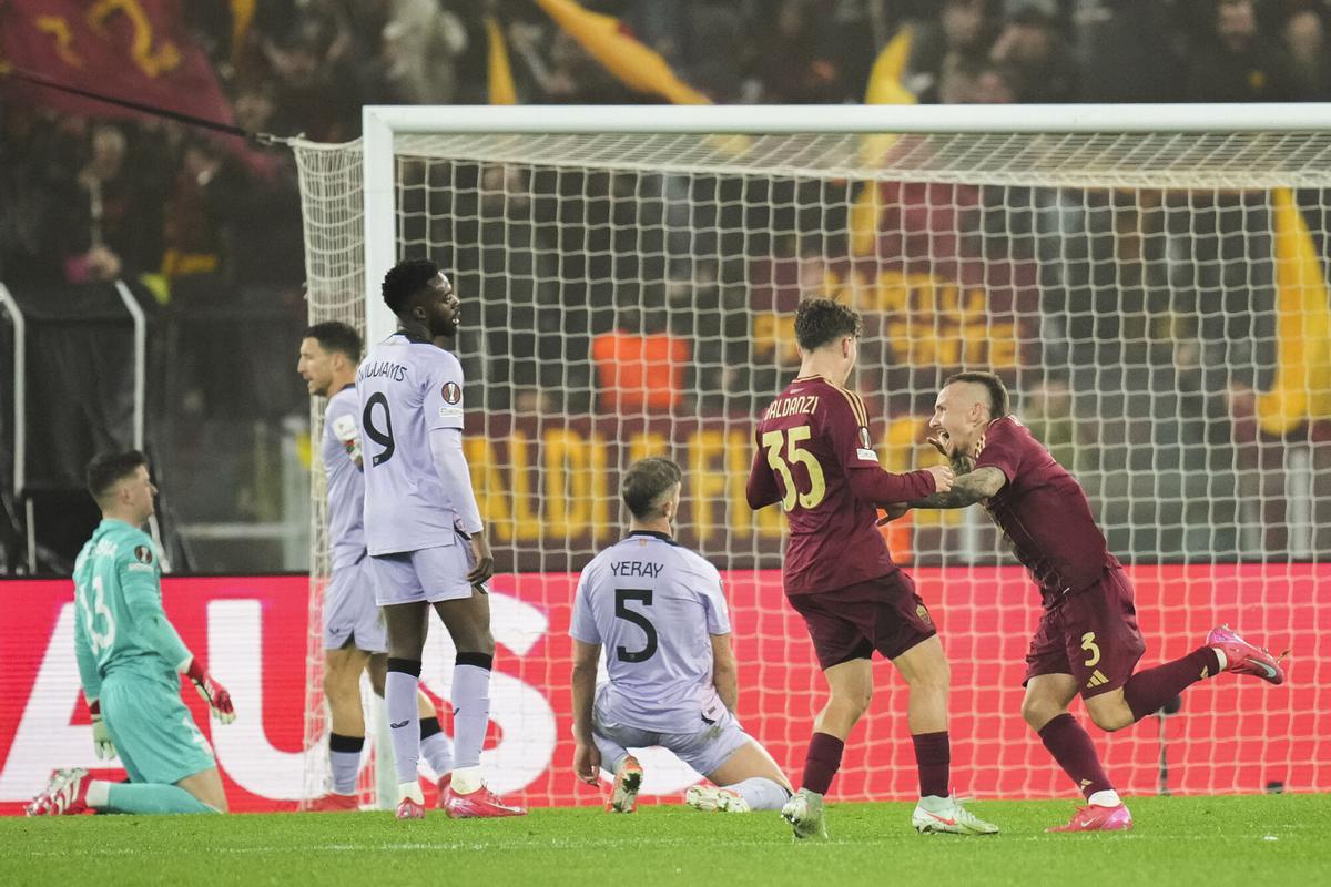 Roma's Angelino, right, scores during the Europa League round of 16 first leg soccer match between AS Roma and Athletic Bilbao at the Stadio Olimpico in Rome, Italy, Thursday, March 6, 2025. (AP Photo/Alessandra Tarantino) Associated Press/LaPresse. EDITORIAL USE ONLY/ONLY ITALY AND SPAIN