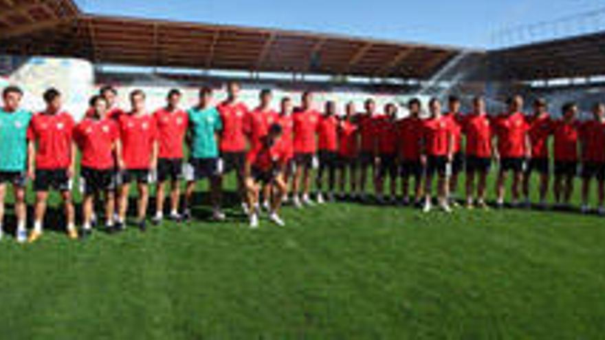 Componentes de la actual plantilla del Zamora Club de Fútbol en el Estadio Ruta de la Plata junto al cuerpo técnico.