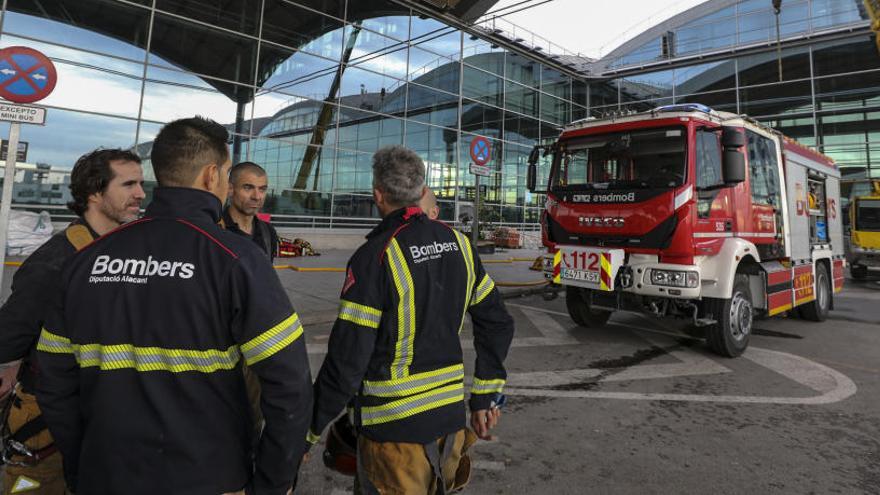 Extinguido el fuego en el que participaron hasta 60 bomberos, queda un retén el fin de semana, además de los profesionales de Aena.