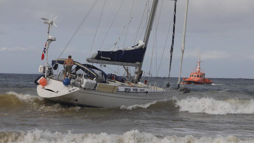 EN IMÁGENES: El operativo para sacar de Bañugues el velero noruego varado en la playa