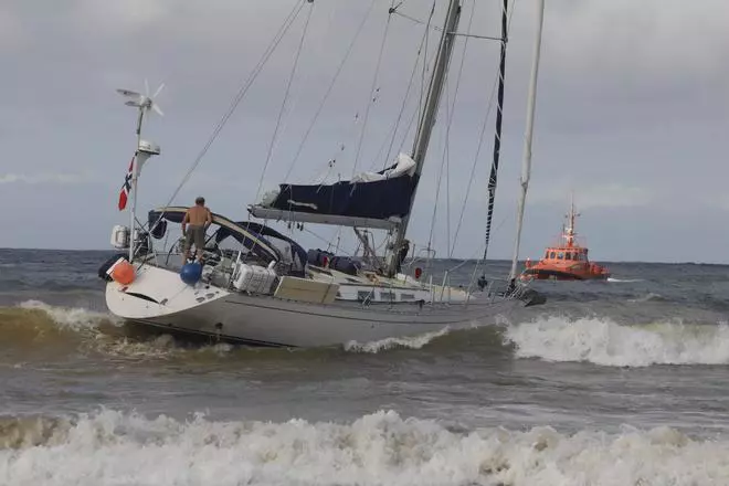 EN IMÁGENES: El operativo para sacar de Bañugues el velero noruego varado en la playa