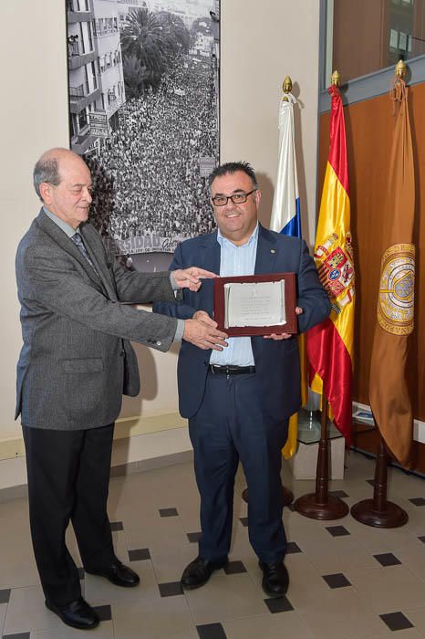 Entrega de una placa a Conrado Domínguez, en el ...