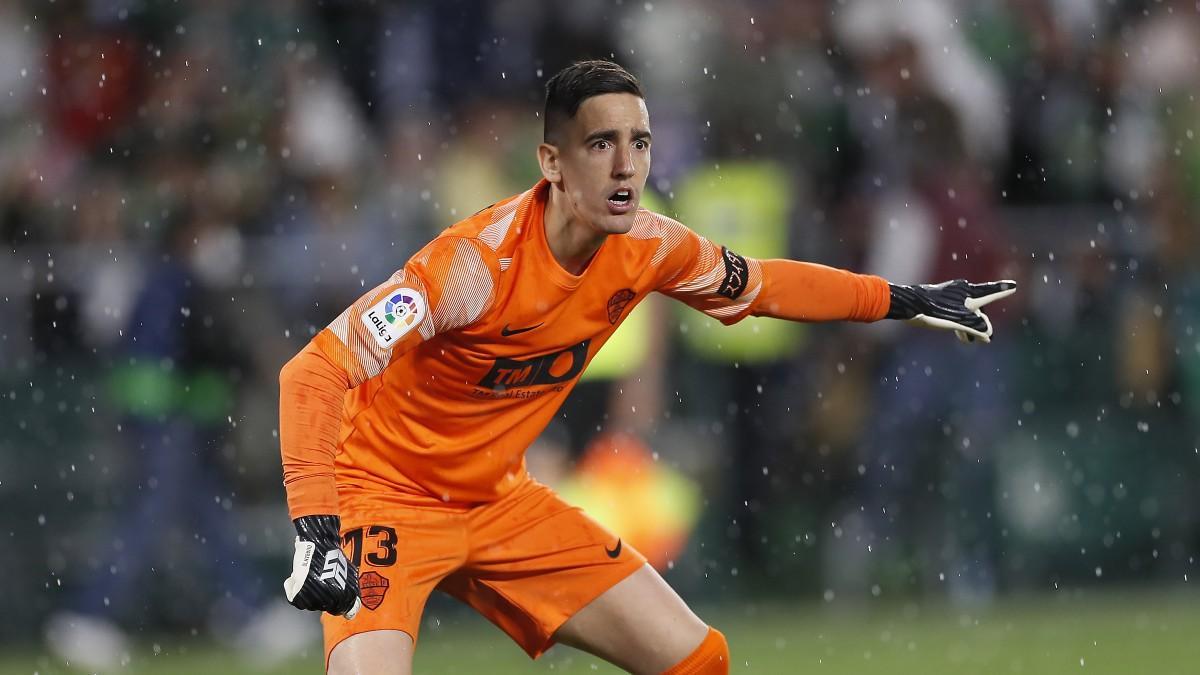 Edgar Badía da instrucciones durante un partido del Elche