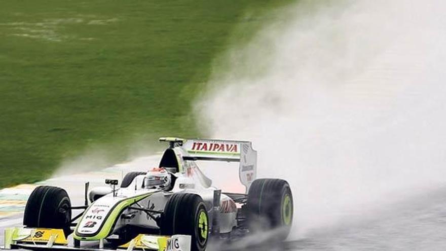 Barrichello deja una enorme cortina de agua durante una de sus vueltas. // Efe