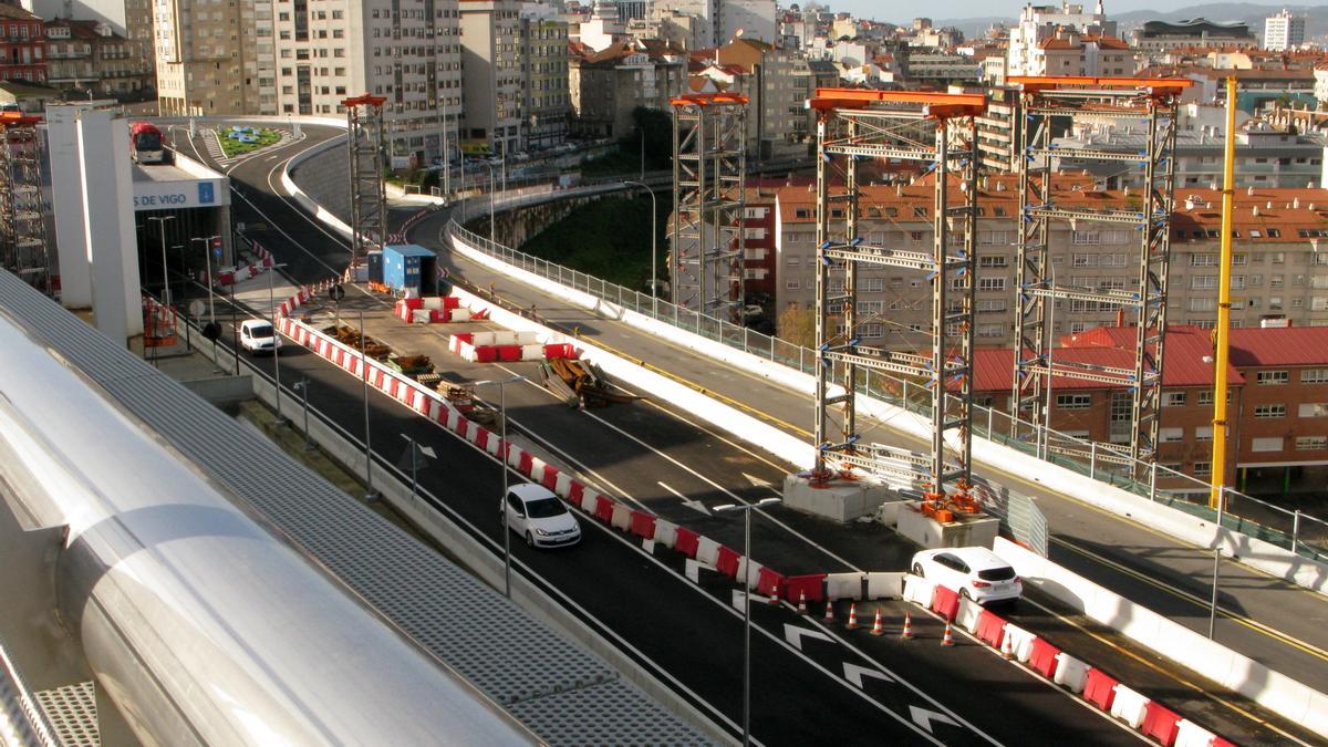 Aspecto de las obras del ascensor HALO con la entrada a la estación intermodal al fondo