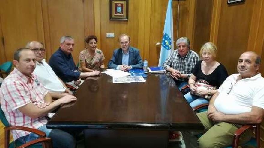Reunión de la plataforma con el alcalde Xosé Represas . // D.P.