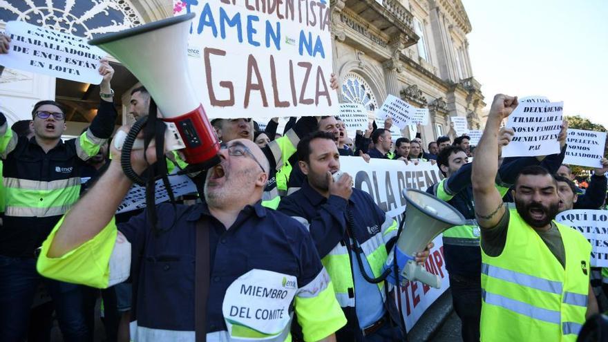 Protesta de los trabajadores de Ence ante la Diputación, el viernes pasado. // G. Santos