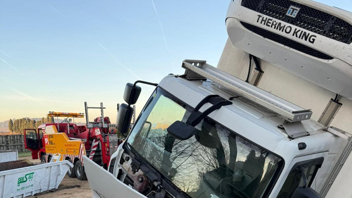 Les imatges del camió mig bolcat a Gualta