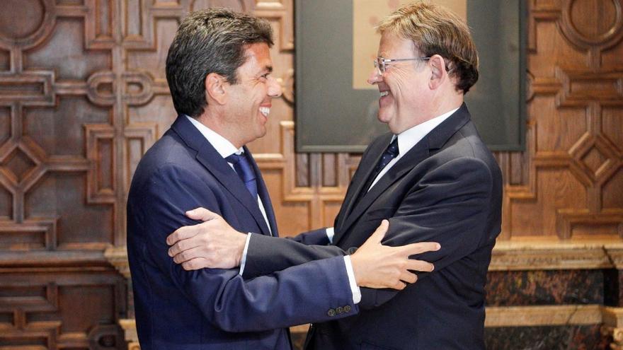 Puig y Mazón se saludan antes de una reunión en el Palau de la Generalitat, en València