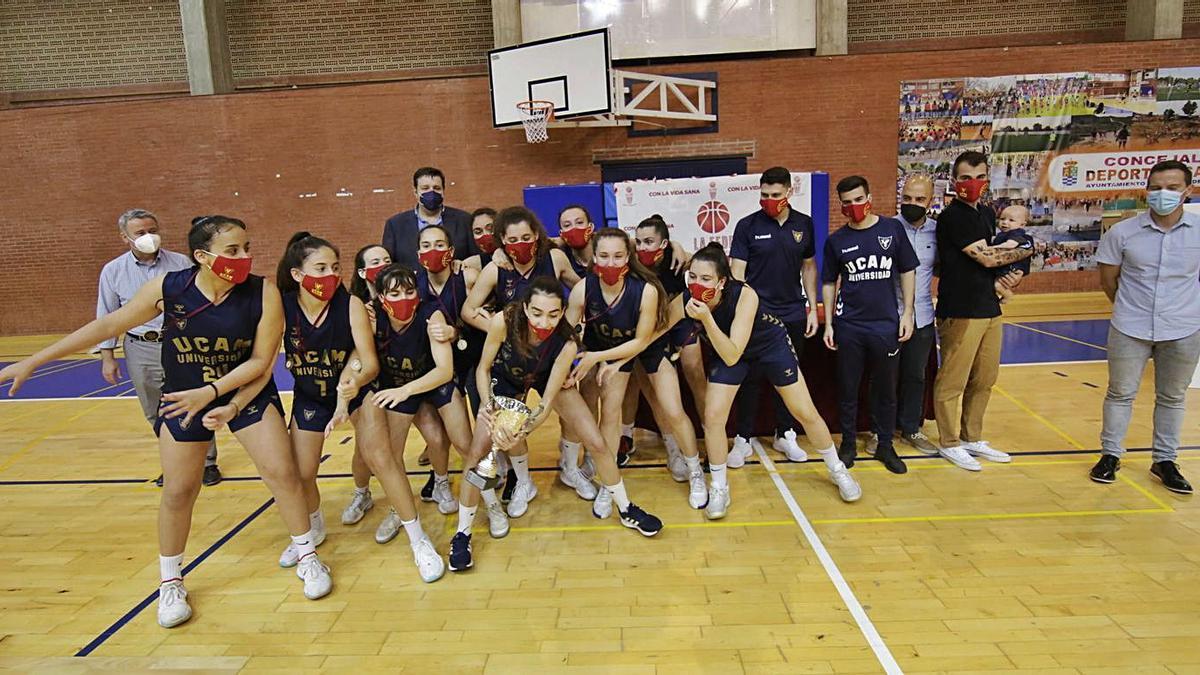 Las chicas del UCAM Murcia, celebrando su triunfo. | IVÁN URQUÍZAR