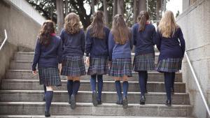 Un grupo de niñas en un colegio.