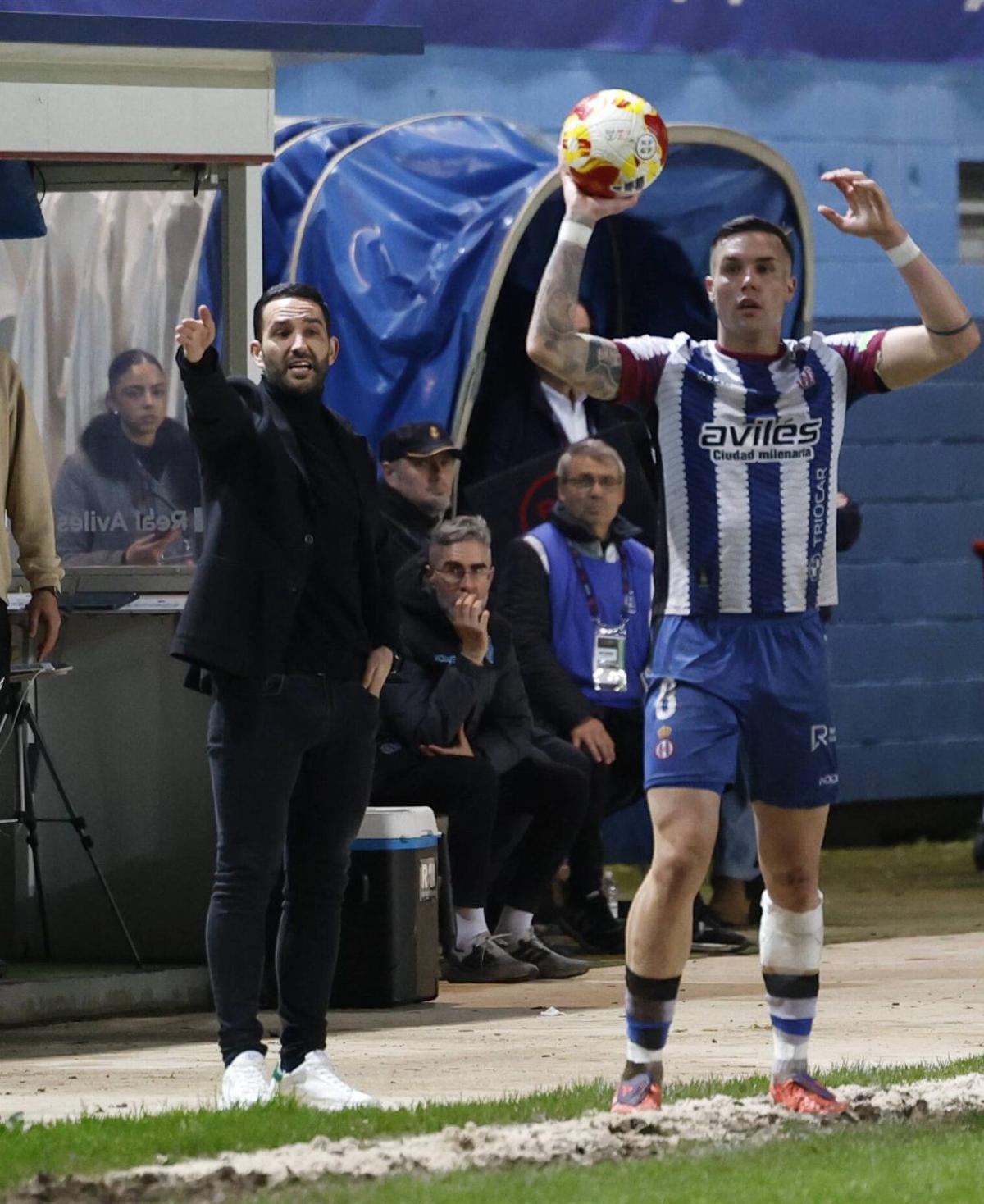 Dani Vidal, entrenador del Avilés, dando instrucciones ante  Kevin Bautista durante el partido que los blanquiazules jugaron en su campo ante el  Mérida.  | MIKI LÓPEZ