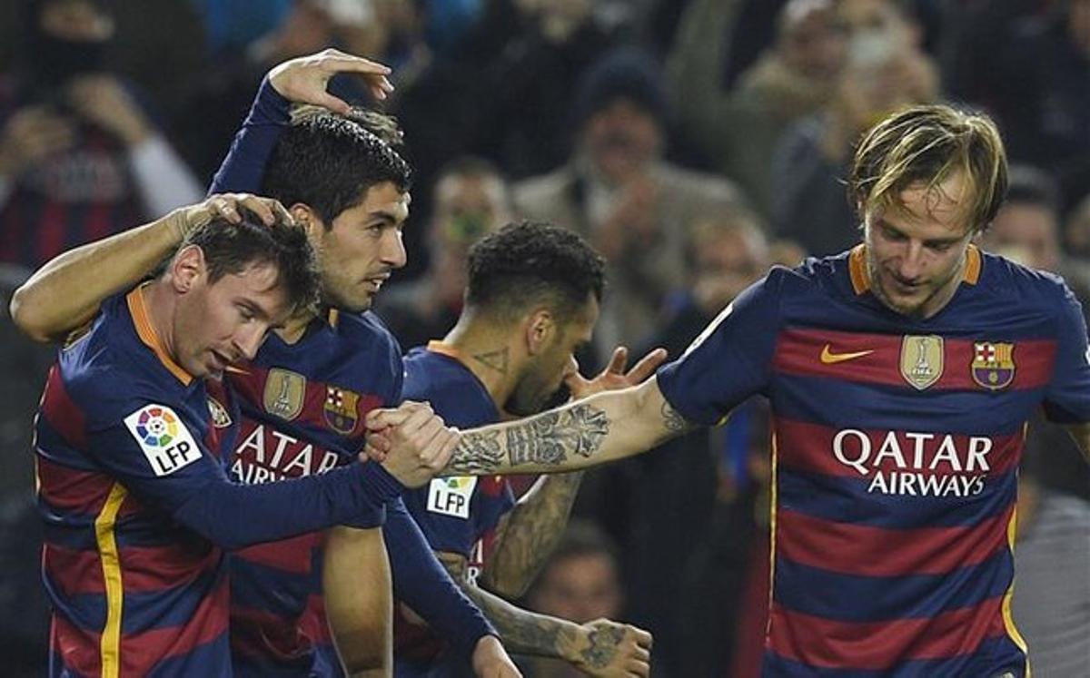 Messi y Rakitic felicitan a Suárez tras el gol del empate
