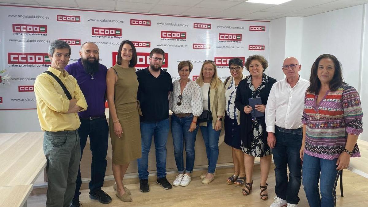 El eurodiputado Miguel Urbán, con miembrosde Adelante Andalucía, el comité de empresa de Tívoli y CCOO.