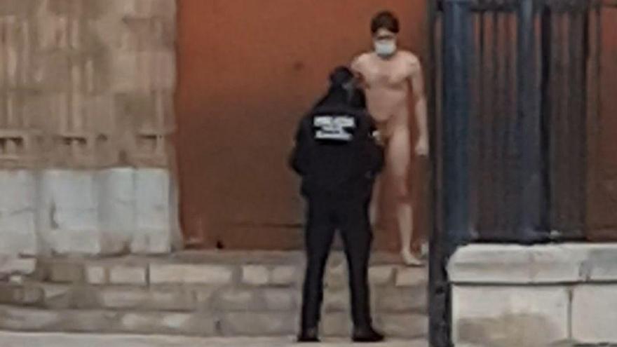 El vídeo viral de un hombre desnudo este viernes en la Plaza Mayor de Castelló