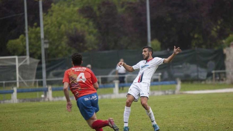 El goleador Polo golpea el balón ante Carús.