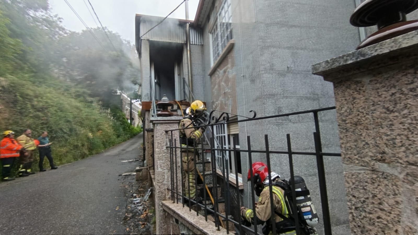 Arde la planta alta de una vivienda en Areamilla en Cangas