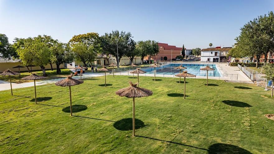 El pueblo de Sevilla a 20 minutos de la capital con unas de las piscinas públicas más baratas de la zona: entradas a 2,50 euros y clases de gimnasia acuática y aquacrossfit 