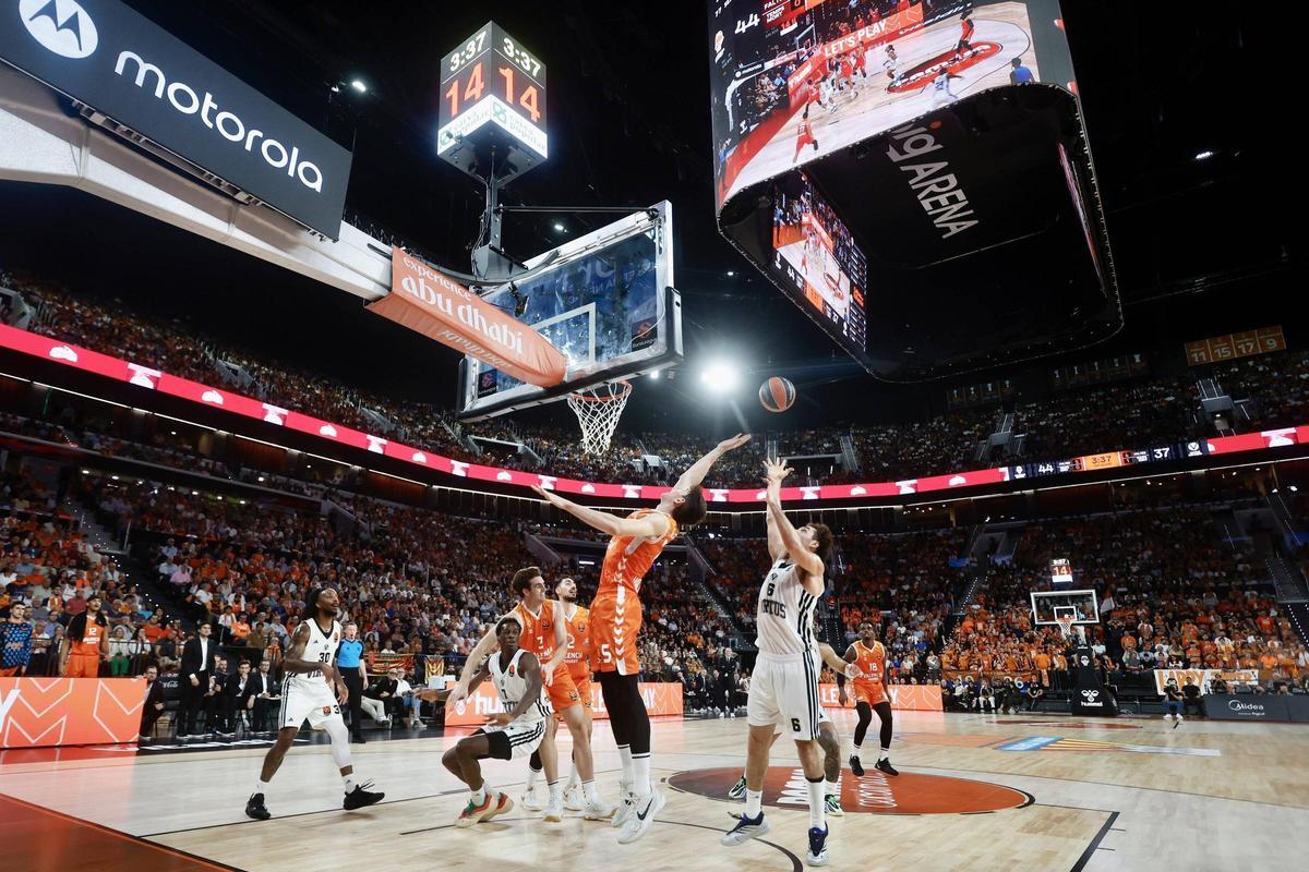 Valencia. Estreno del pabellÃ³n Roig Arena con baloncesto. Partido de Vakencia Basket masculino contra el Virtus de Bolonia en partido de Euroliga. VLC SPD