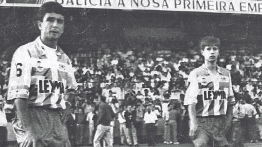 Juanito, al fondo, el día de su presentación junto a Bebeto, a su derecha, en Riazor. | Archivo