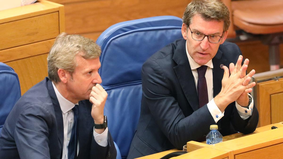 Alfonso Rueda y Alberto Núñez Feijóo, en una sesión del Parlamento de Galicia.