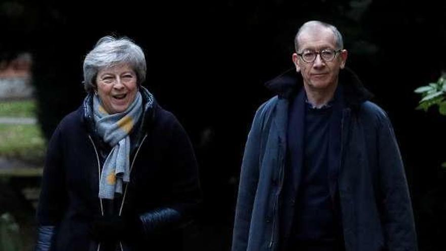 May y su marido, Philip, después de ir ayer a la iglesia. // Reuters