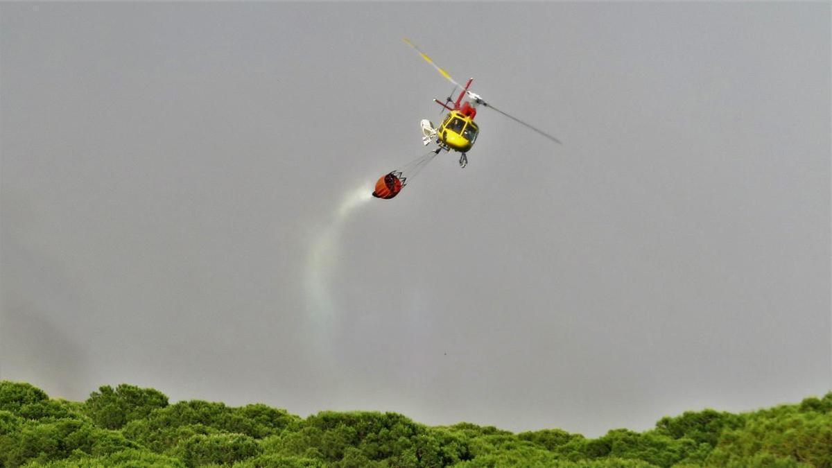 Un helicóptero en un incendio forestal en Extremadura