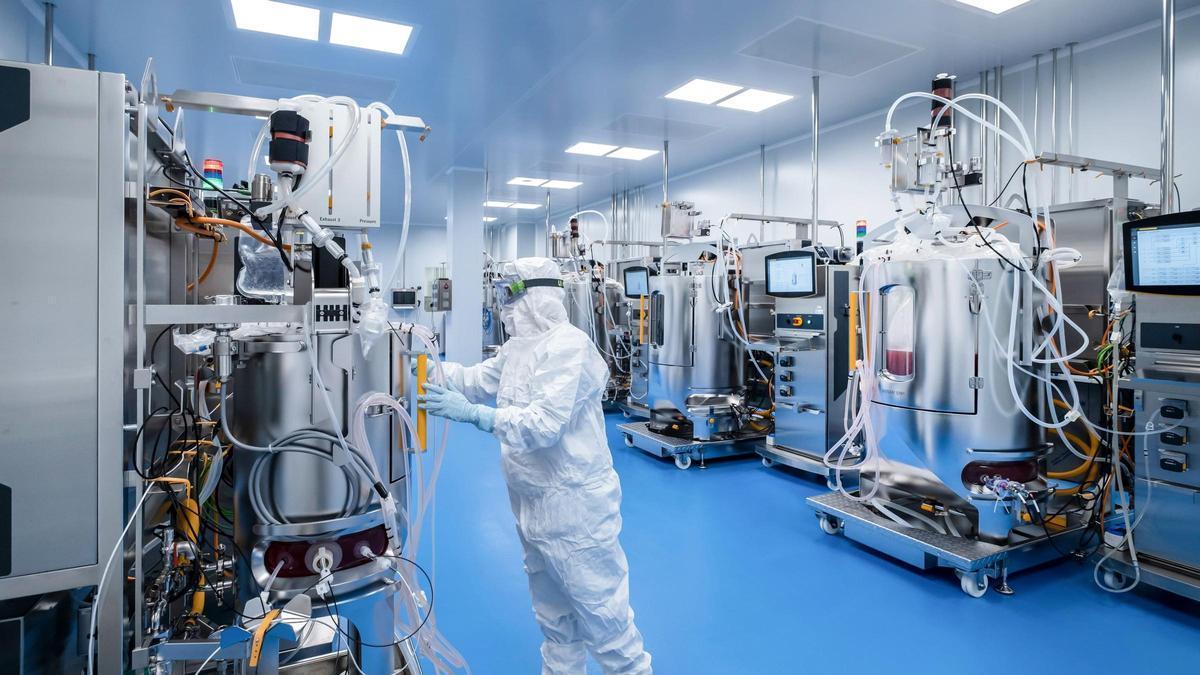 Un tècnic treballant al laboratori de la farmacèutica gironina Hipra.
