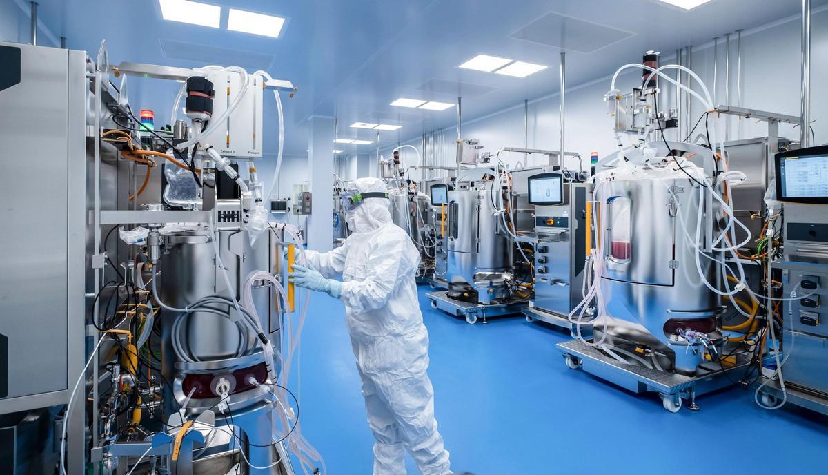 Un tècnic treballant al laboratori de la farmacèutica gironina Hipra.