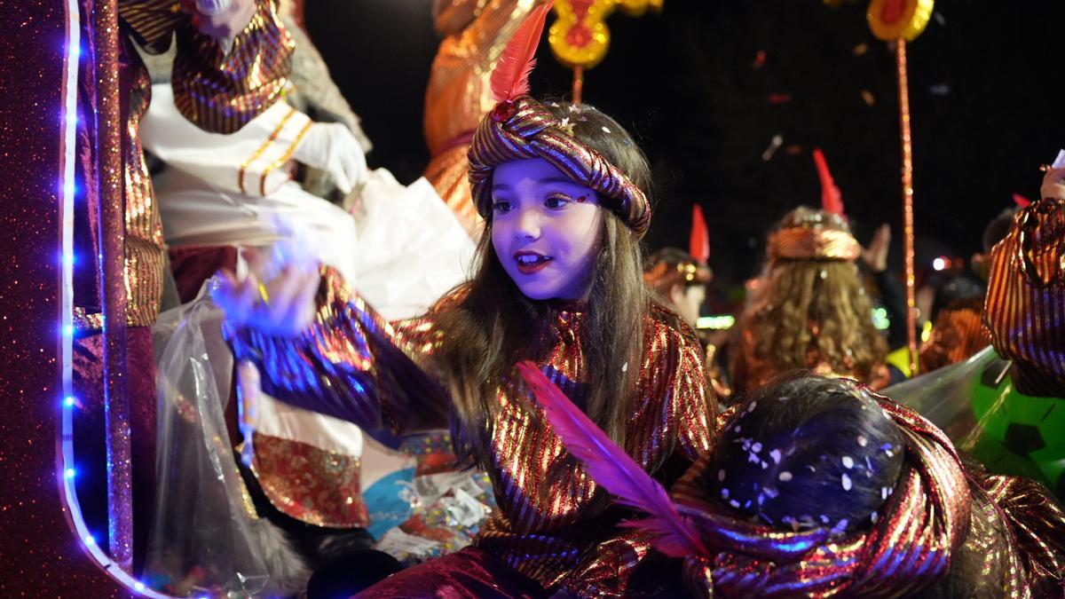 Una niña, montada en una carroza en la cabalgata de Reyes de La Viñuela.