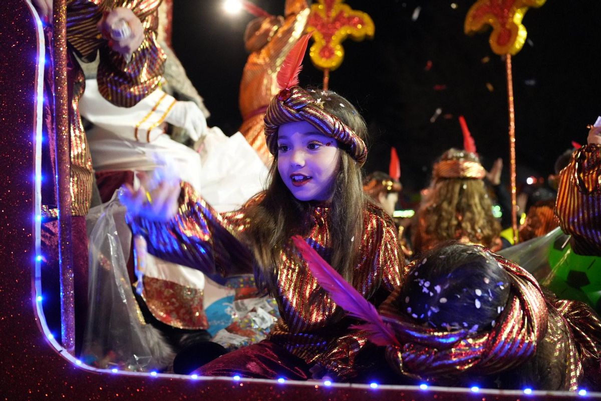 Una niña, montada en una carroza en la cabalgata de Reyes de La Viñuela.