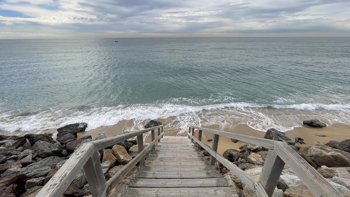 El mar ha engullido la playa en Montgat.