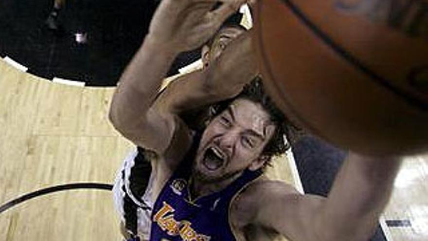 Bryant y Gasol colocan a los Lakers a un triunfo de las Finales de la NBA