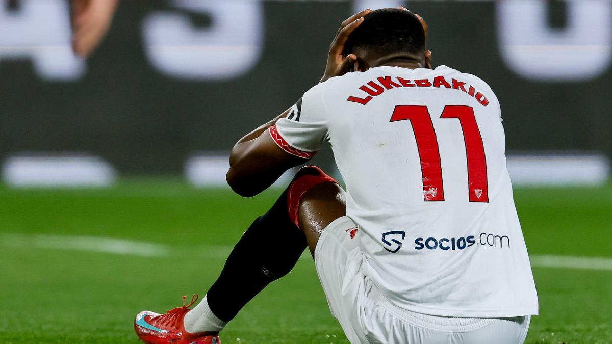 El extremo belga del Sevilla Dodi Lukebakio se lamenta durante un encuentro
