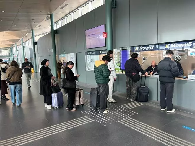 Monbus reforzará “con todos los medios disponibles” la conexión entre Santiago y Vigo ante la suspensión de trenes y la avalancha de estudiantes